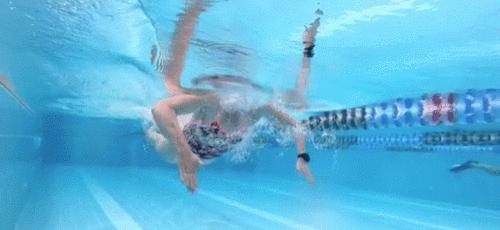 游泳技巧初学蛙泳者必备技巧（轻松掌握蛙泳，成为水中的优秀蛙人）