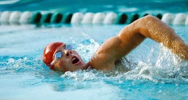 游泳换气技巧慢动作入门（学会正确的呼吸方式，轻松游出水面）