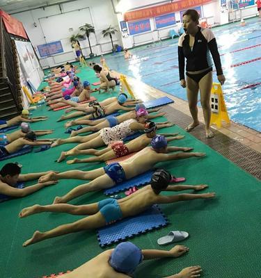 小学生游泳技巧大揭秘（培养小学生游泳技能，让他们享受水中乐趣）