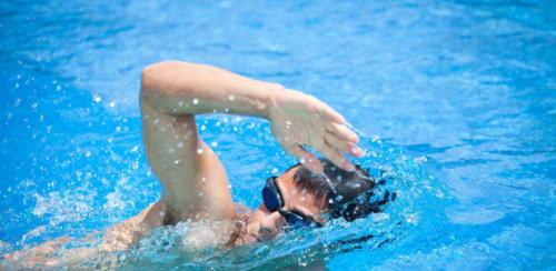 如何教小朋友游泳潜水闭气技巧（培养小朋友的水中适应能力，让他们尽情探索水下世界）