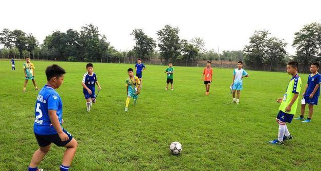 发展青少年足球技巧的有效方法（以召唤技巧为重点的训练方案，培养年轻球员的综合能力）