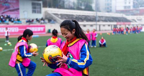 幼儿足球颠球技巧教学（培养幼儿足球颠球能力，提升足球技术水平）