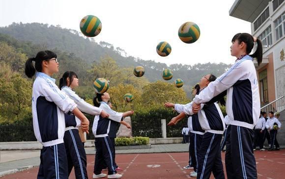 如何掌握排球颠球腿部动作要领（学习正确的动作姿势，提升颠球技巧）