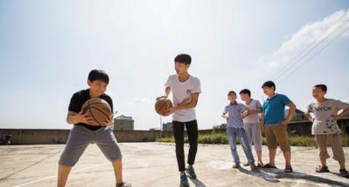 现在打篮球的娃娃没防守，球场变得更加华丽（青少年训练方式改变、技术提升与比赛风格转变）