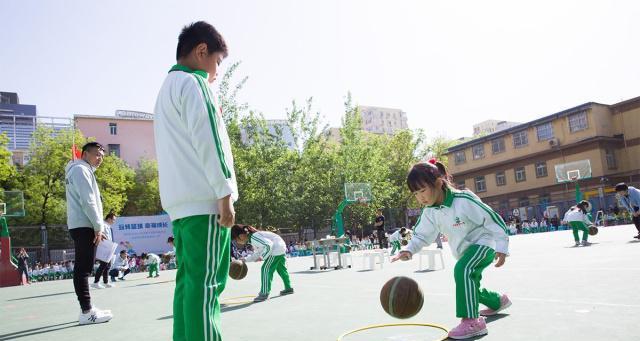 如何有效防守小学生投篮球（技巧、策略与实践指南）