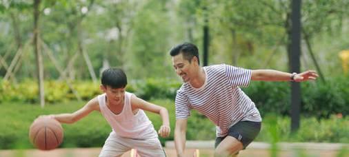 父子篮球防守教学（以父亲与儿子为主角的篮球防守教学，提升默契与合作能力）