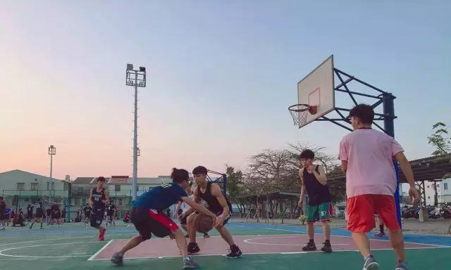 篮球场上的防守技巧（如何成为出色的防守球员）