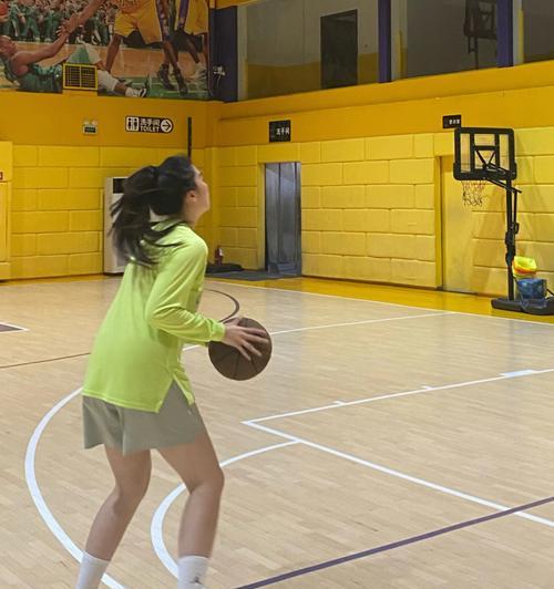 女生防守篮球的搞笑时刻（打篮球女生搞笑防守瞬间，你不容错过！）