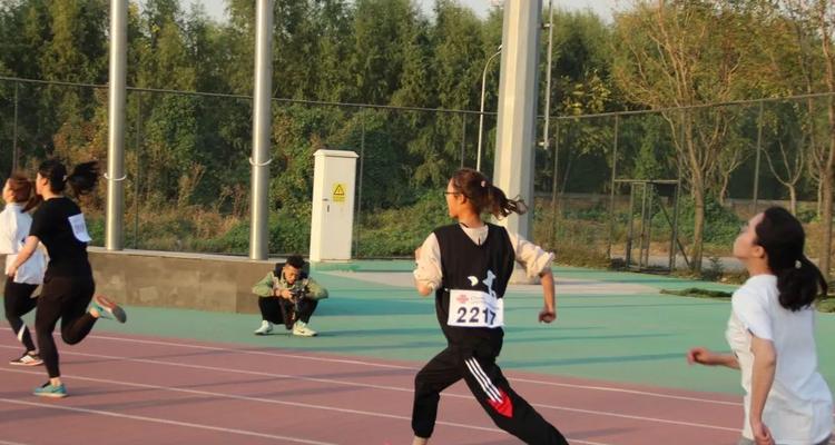 篮球防守（探讨女生在篮球防守中低头的挑战与突破）