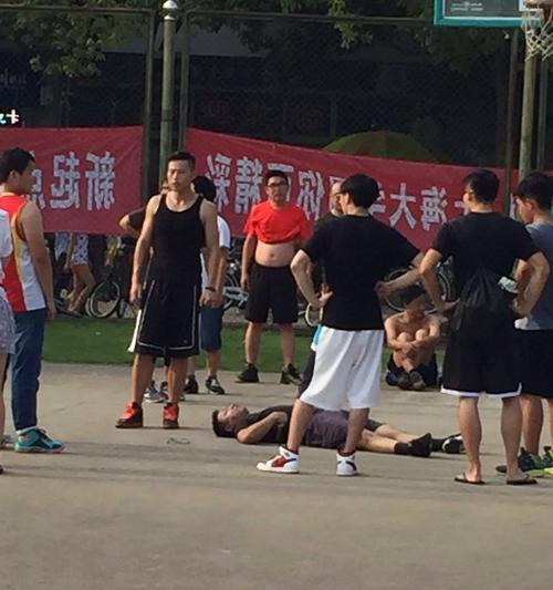女生如何有效防守男生篮球进攻（挑战男性力量与速度，女生也能成为篮球防守之王）