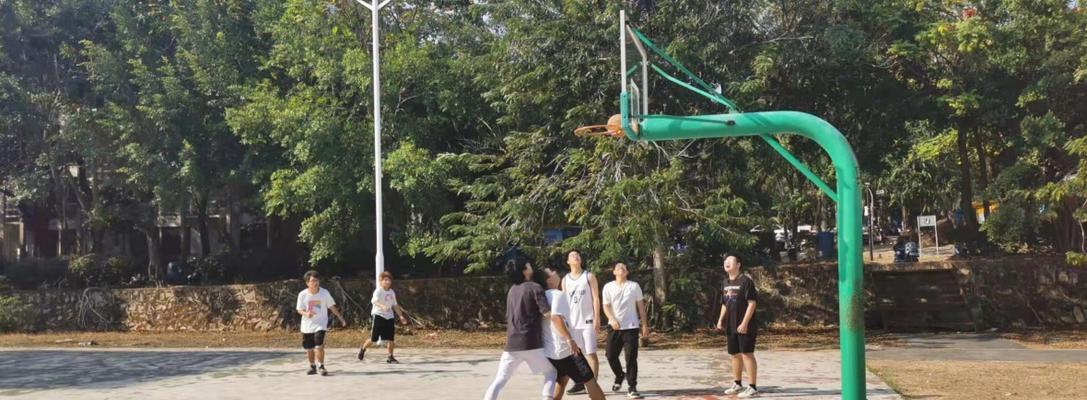 3vs3篮球防守训练的关键技巧与策略（提高篮球运动员的防守水平，锻炼团队合作能力和意识）