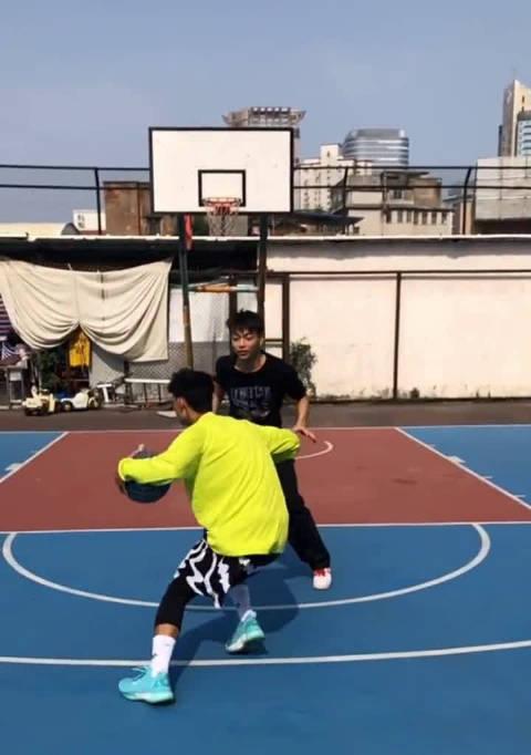 突破技巧（运球、变向、节奏控制，关键技巧助你轻松突破）