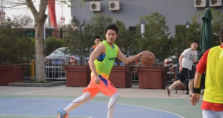 篮球场上的防守大将——防守员（解析篮球比赛中的关键角色和技巧）