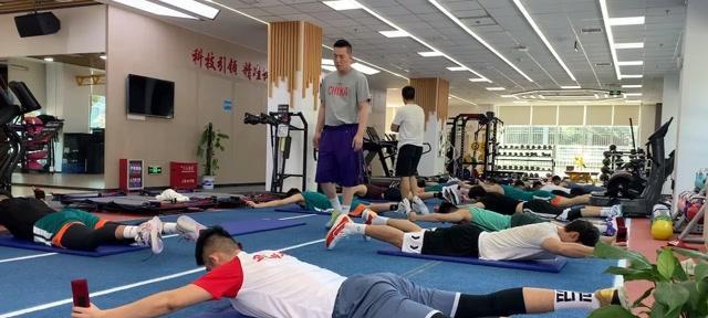 打造强大的篮球防守力量（以篮球班为例，如何训练防守能力）