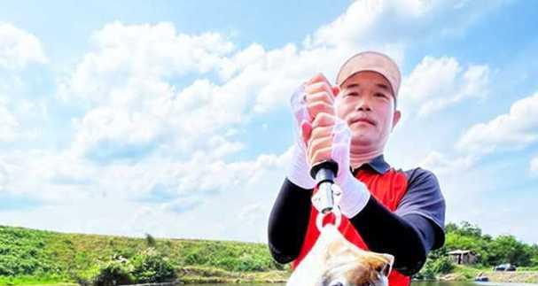 邓刚和小师妹路亚钓鱼的乐趣与技巧（探索路亚钓鱼的新世界，邓刚和小师妹分享经验与技巧）