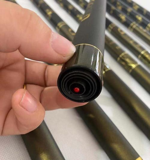 如何给路亚竿贴碳布钓鱼（掌握贴碳布技巧，让路亚竿威力倍增）