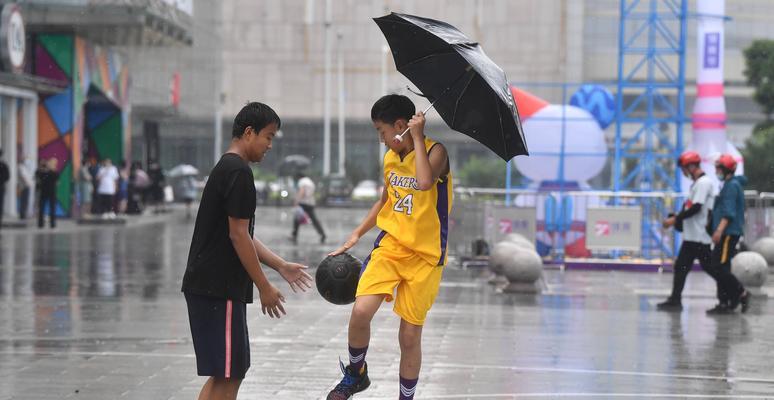 雨天篮球的防守要诀（如何在雨天场地上有效应对对手进攻，）