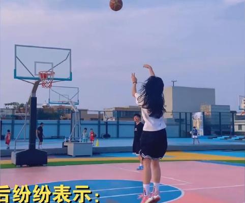 篮球男孩教授女孩投篮姿势的技巧（以完美的身姿成就精准的投篮技术）