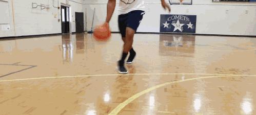 篮球防守的基本姿势与技巧（如何正确站立与动作流畅地进行篮球防守）