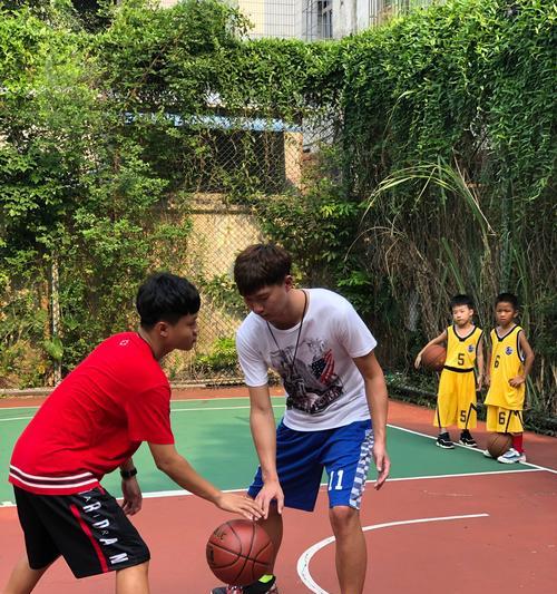 初步学习少儿篮球防守脚步技巧（打好基础，培养优秀的篮球防守能力）