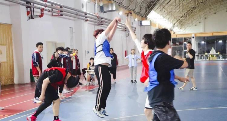 篮球防守技巧之起跳球防守攻略（掌握关键时刻，以防守起跳球为突破口）