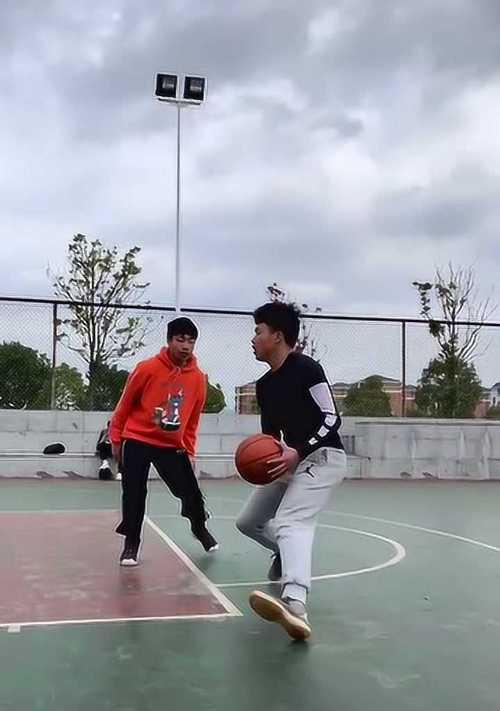 如何有效运用后撤步进行篮球防守（掌握后撤步技巧提升篮球防守水平）