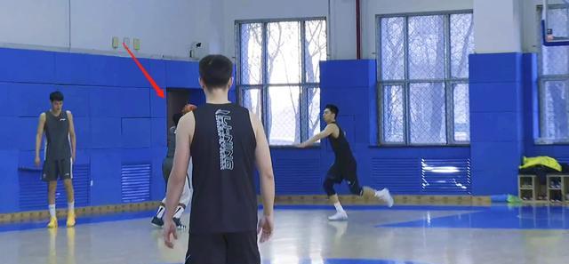 篮球滑步防守的优缺点分析（挖掘篮球滑步防守的潜力，解析其不足之处）