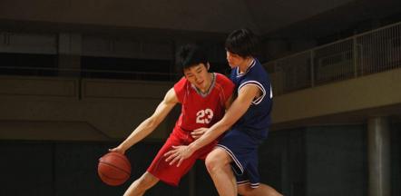 掌握篮球防守的手部技巧（以手部动作为主的篮球防守技巧及实用训练方法）