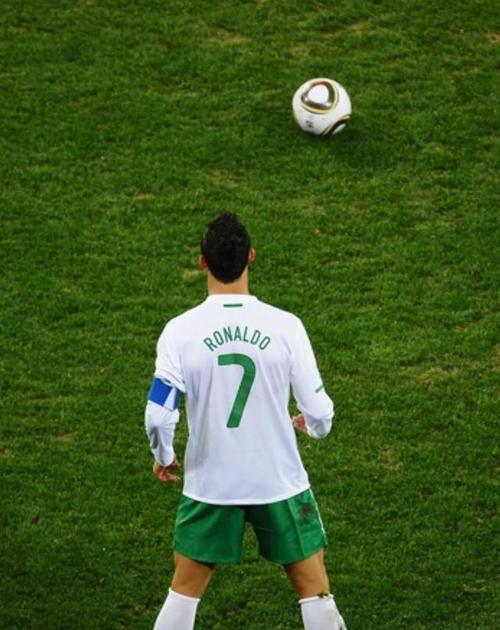 C罗的进球点燃世界杯热情（激动人心的瞬间，全球球迷沸腾）