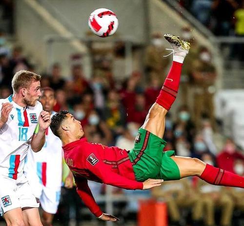 C罗足球技巧揭秘（提升足球技艺的10个秘诀）