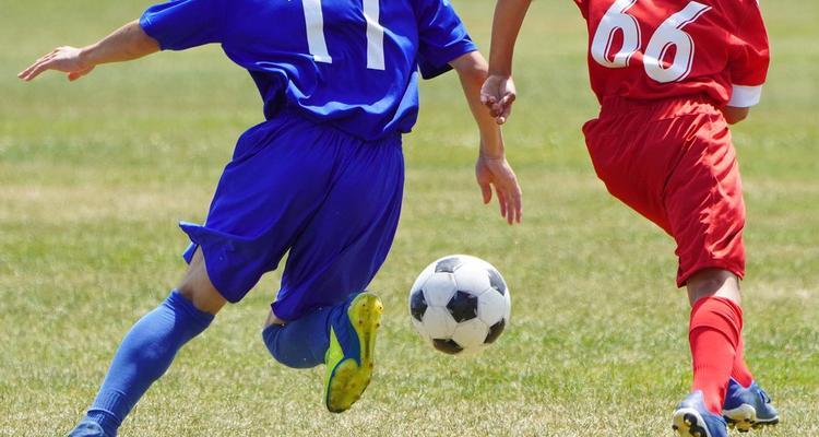 掌握精准踢球技巧，成为足球高手（提高踢球水平的关键技巧及训练方法）