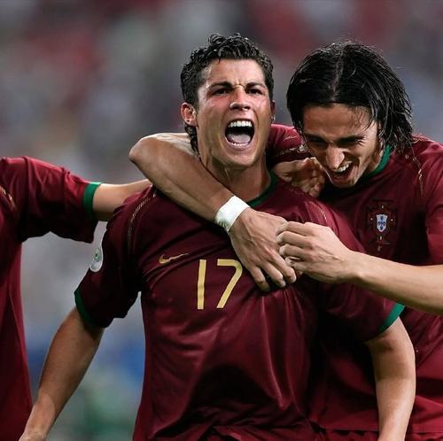 C罗的足球技巧引领世界潮流（一代足坛之王的无与伦比之处）