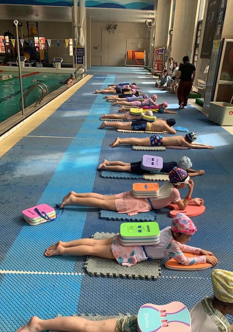 如何教小朋友游泳技巧（让孩子从小就掌握游泳，）