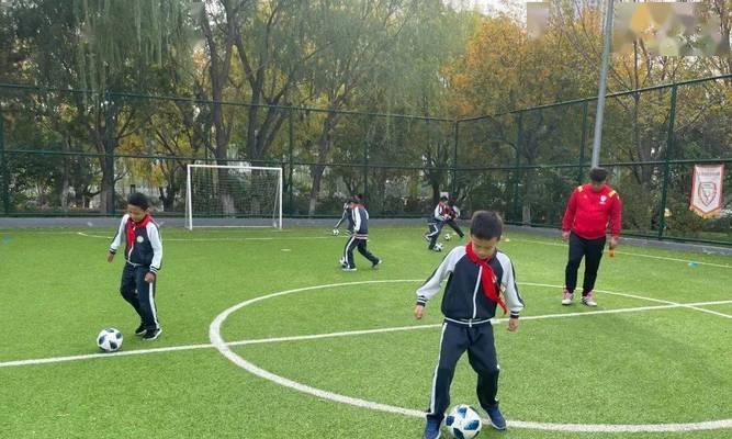 踢足球声音技巧男生学（提升踢球声音技巧，男生必备！）