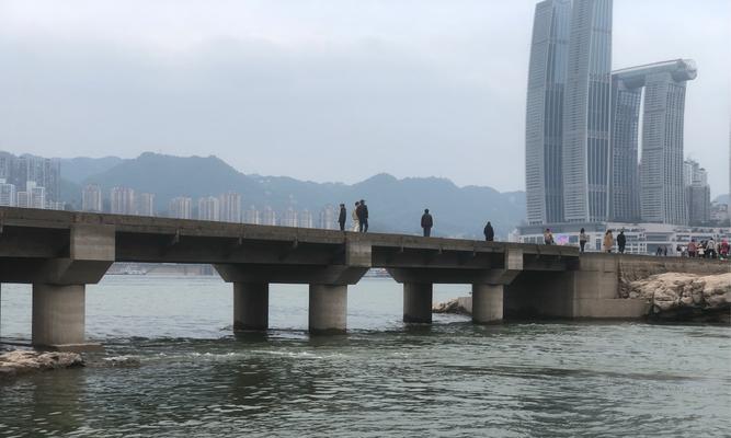 征服长江的游泳技巧（游泳横跨长江的窍门与策略）