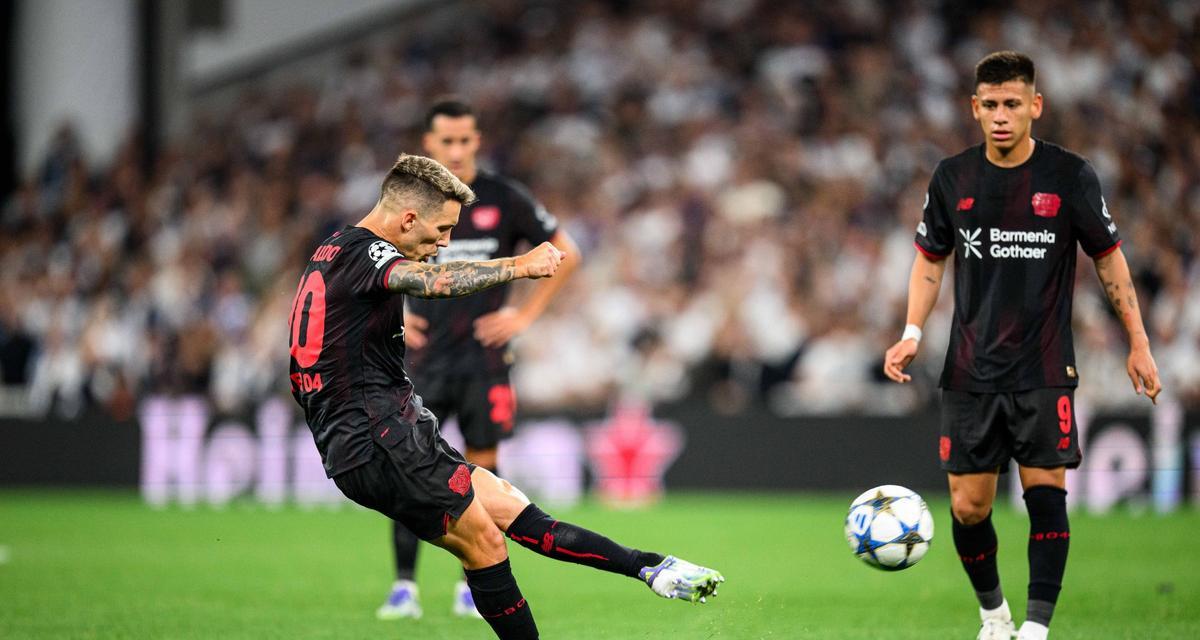 足球后卫技巧教学指南（提升防守能力，成为完美后卫）