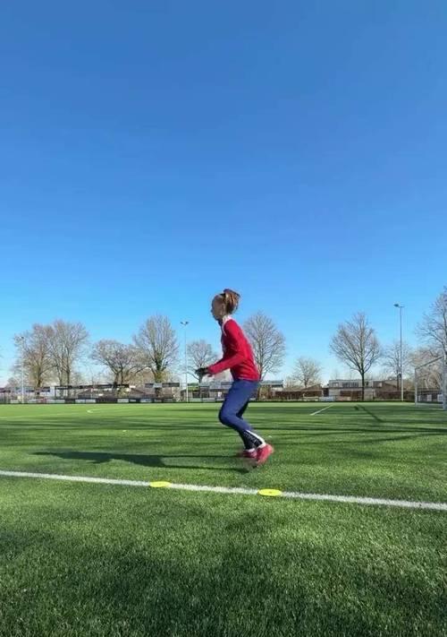 足球转身技巧（提升个人能力，成为球场上的焦点）