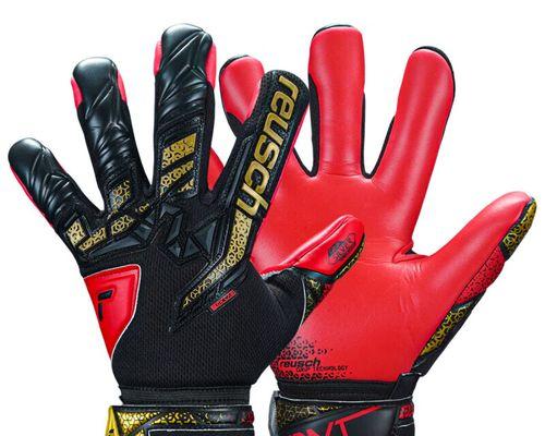 足球世界中的门将技巧（掌握门将技巧，提高守门水平）